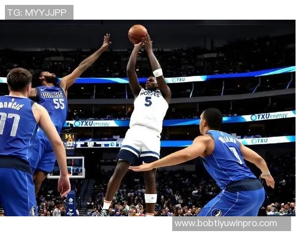 爱德华兹表现稳定半场5投3中斩获11分正负值高达12助球队争胜