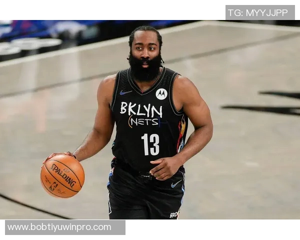 马克西热情寒暄哈登却被冷落哈登心不在焉左右游走显无奈